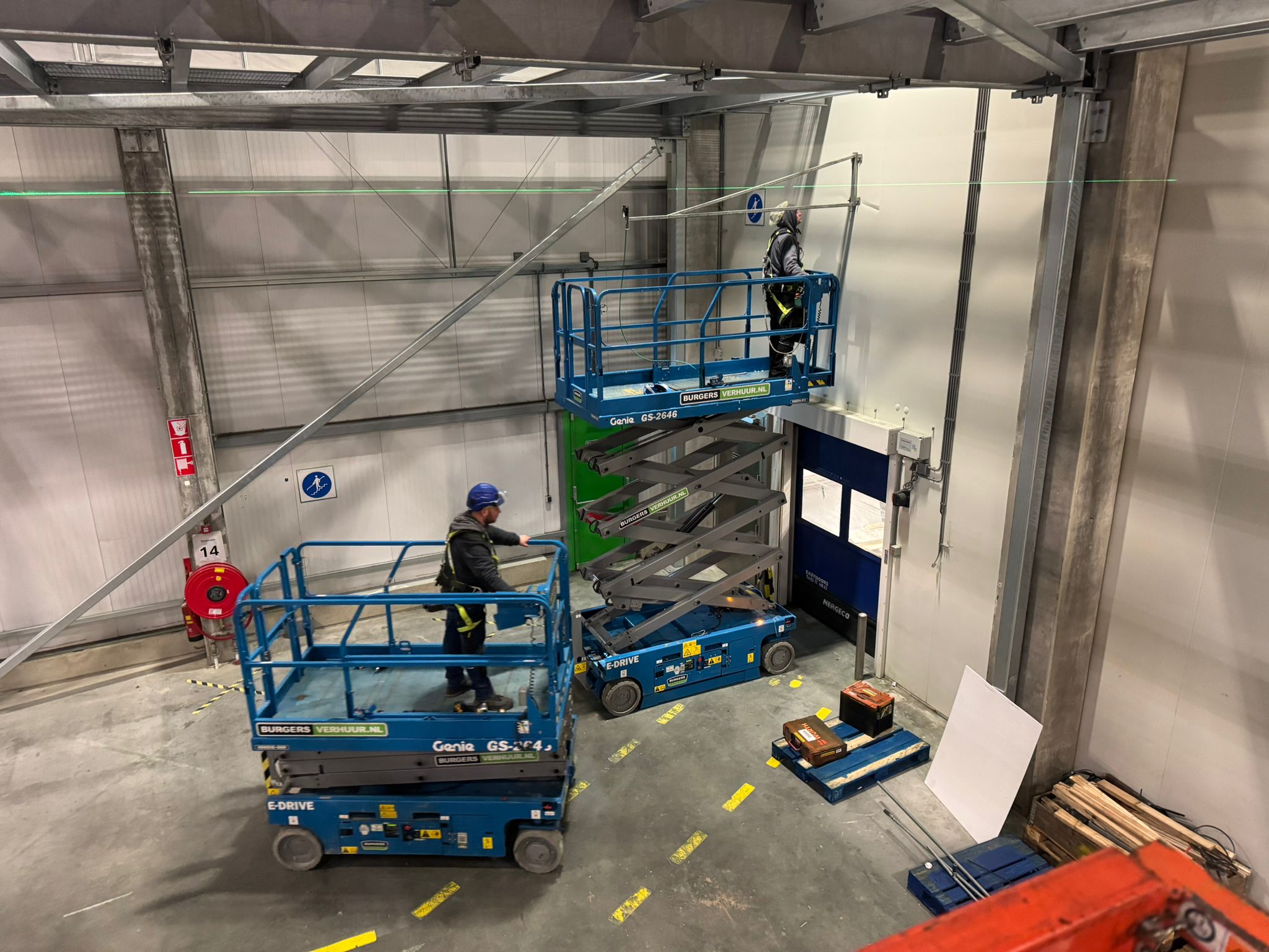 Montage van een hoge wand